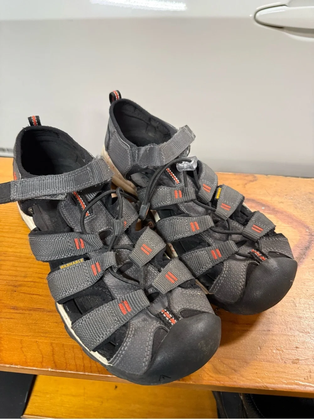 Keen Women / Big Kids Black and Gray Closed-Toe Sport Hiking Water Sandal Sz 6